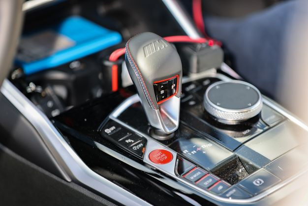 Zum Schalten keine Zeit: Über die Rennstrecke geht es im Automatik-Modus. (Bild: Wolfgang Groeger-Meier für BMW)